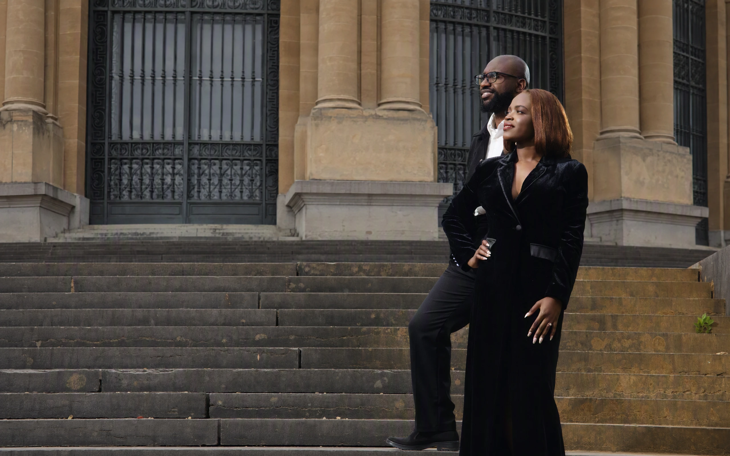 Belly et Jason sur les marches d’un palais